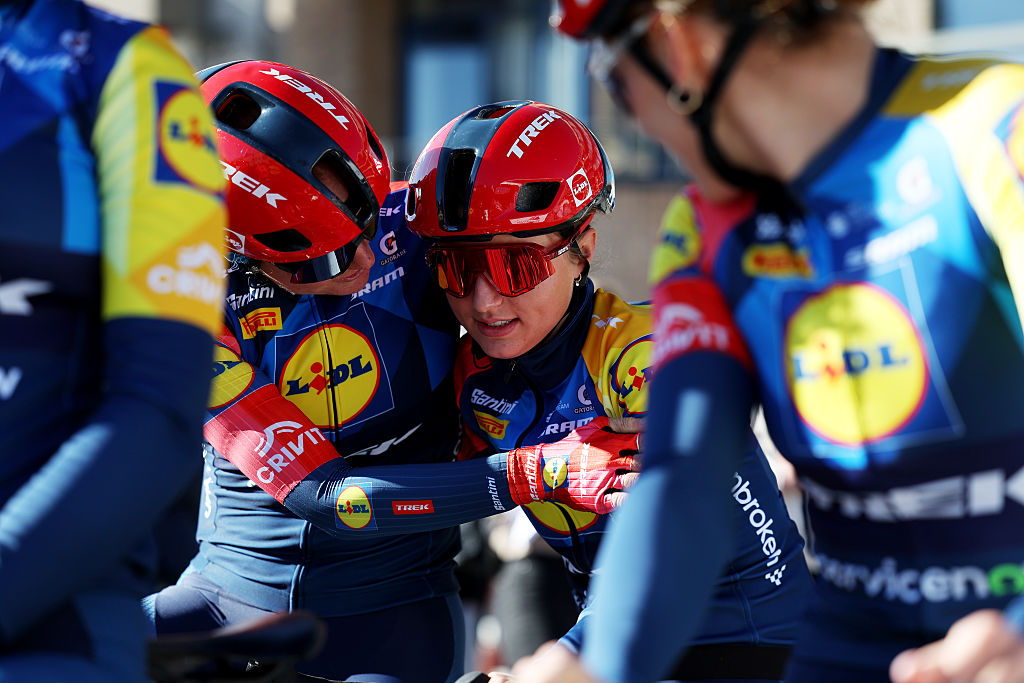 Una compañera de Lidl-Trek abraza a la cansada Fleur Moors al final de la Nokere Koerse Women 2026