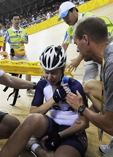 Sarah Hammer (USA) in obvious pain after crashing in the points race.