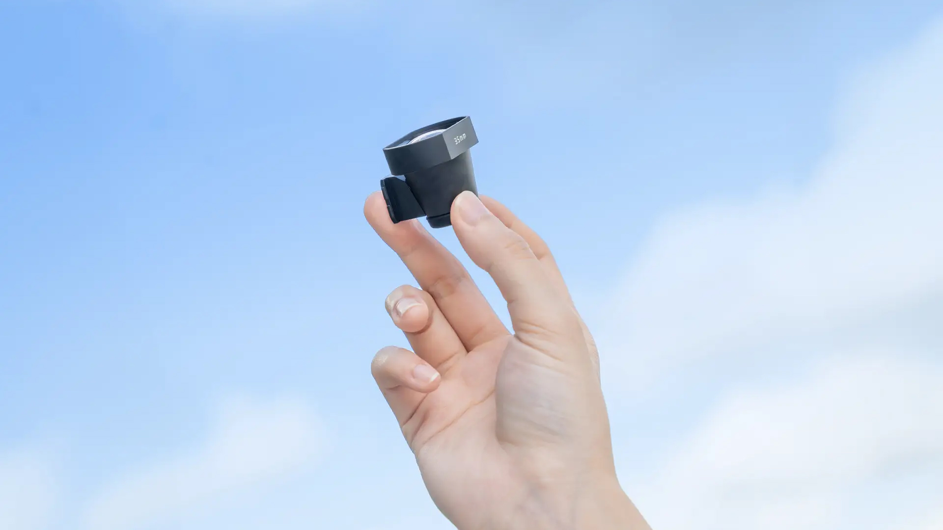 A photograph of the TTArtisan 35mm viewfinder