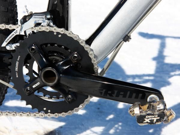 The forged SRAM crank comes with 38/24T chainrings that work perfectly with the bigger 29" wheels.