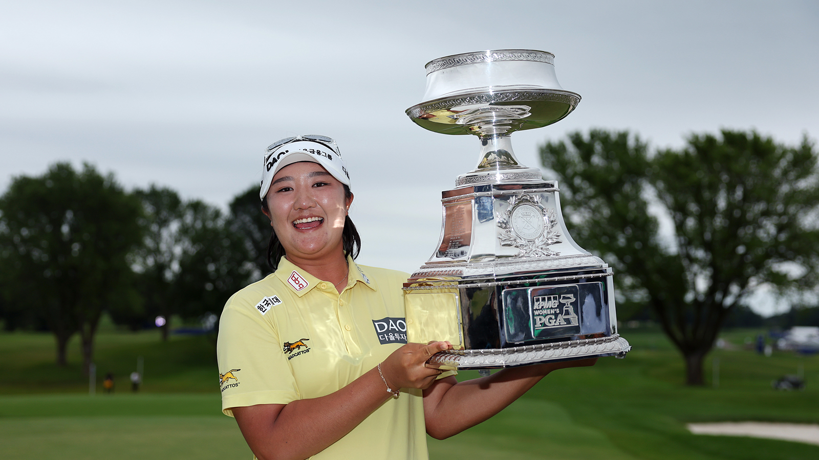 Haeran Ryu holds a trophy