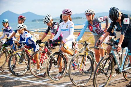 The elite women await the race start.