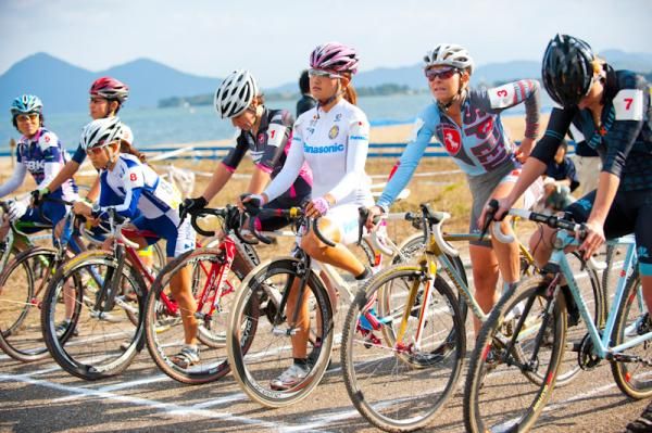 The elite women await the race start.