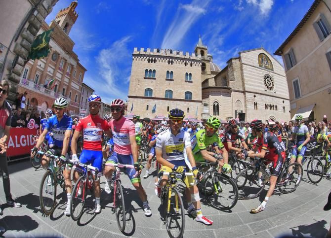 The riders on the startline of stage 8 of the Giro d'Italia
