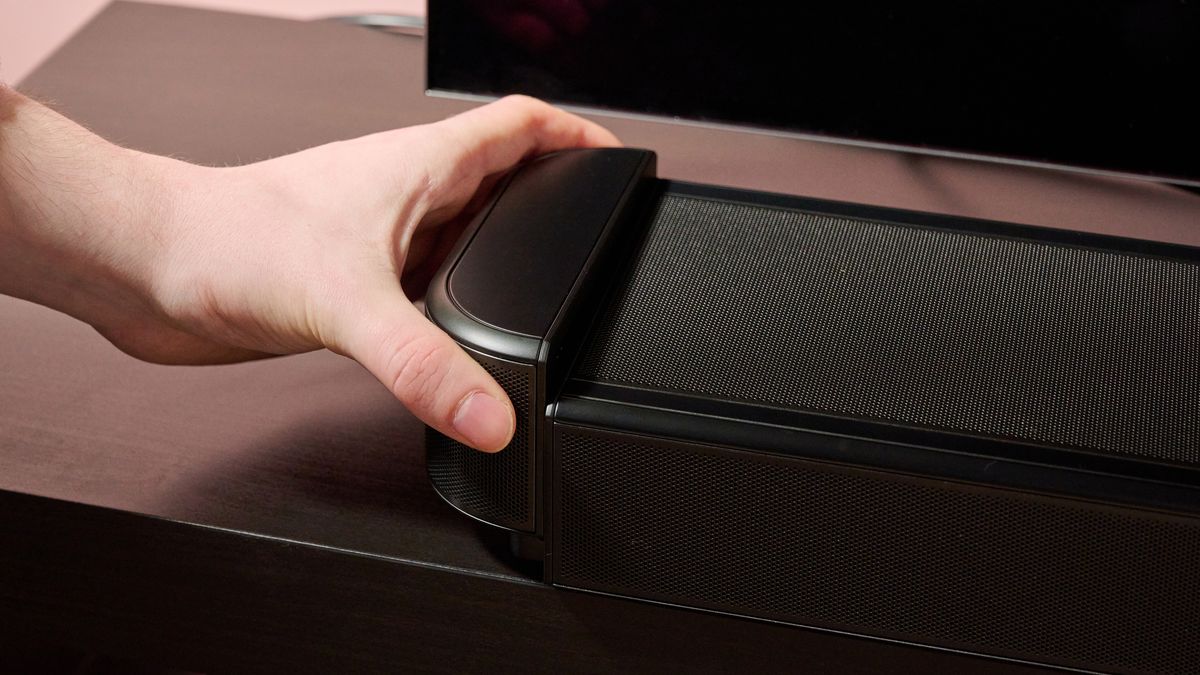 Man voegt magnetisch kapje toe aan de zijkant van de JBL Bar 1300MK2