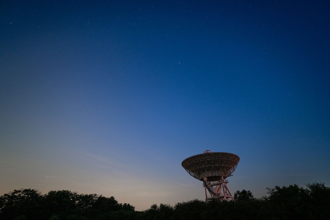 Photo of a radio telescope taken with the Viltrox AF 16mm f/1.8 FE lens at night