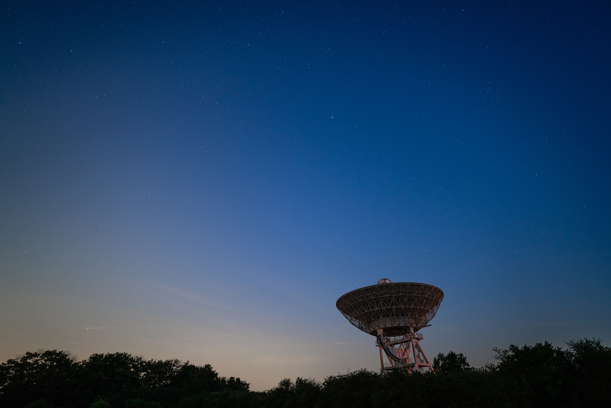 Photo of a radio telescope taken with the Viltrox AF 16mm f/1.8 FE lens at night
