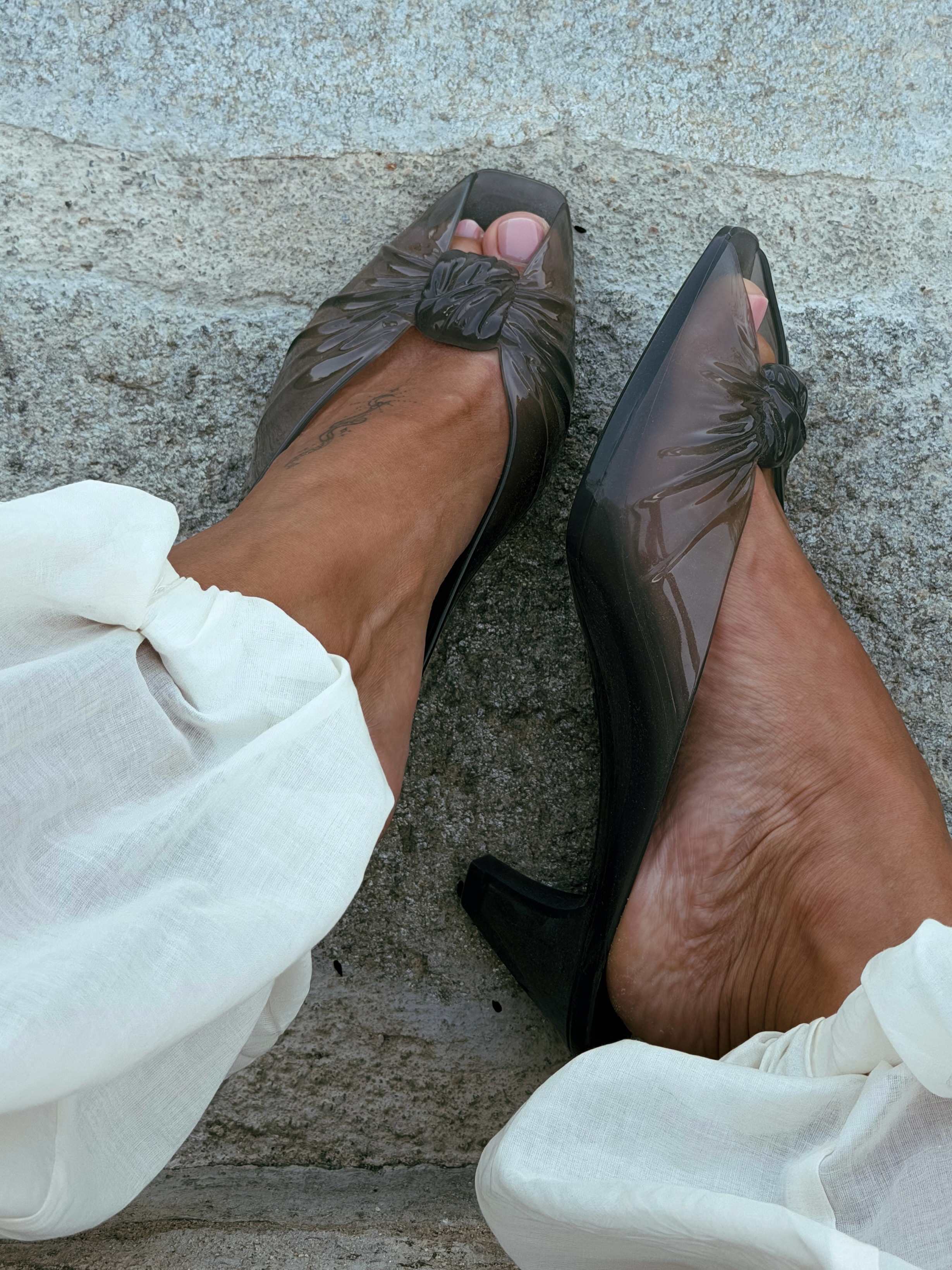 Woman showing how to wear the Cinderella shoe trend.