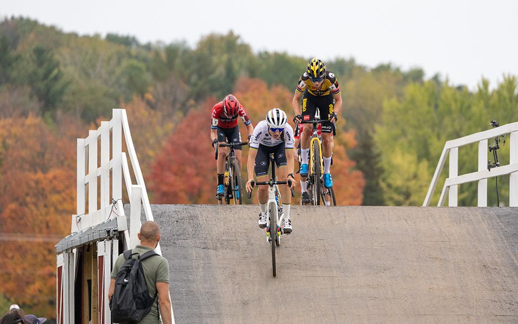 Lucinda Brand leads Marianne Vos on the flyover at the UCI Waterloo Cyclo-cross World Cup in the elite women's race 2021