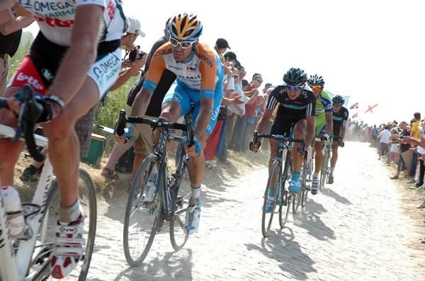 David Millar (Garmin - Transitions) leads Thomas L&ouml;fkvist (Sky) and Roman Kreuziger (Liquigas - Doimo).