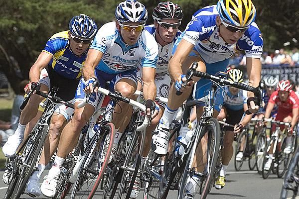 Matt Wilson (Jayco/VIS) leads teammate Nic Sanderson, Robbie McEwen (Mazda) and Baden Cooke (Skilled/Lowe Farms) around Geelong's Eastern Gardens.