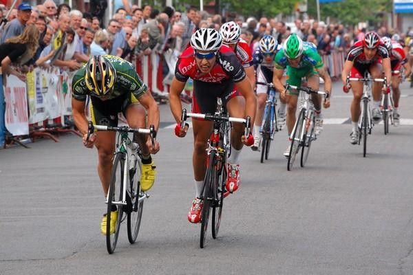 Denis Flahaut (Landbouwkrediet Colnago) wins the sprint for first place from Adam Blythe (Davo Lotto)