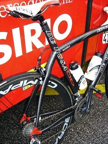 Garzelli's DeRosa Idol UD Prototype has a very laid back seat angle, an integrated seatmast, and matte black finish on unpainted unidirectional carbon fibre.