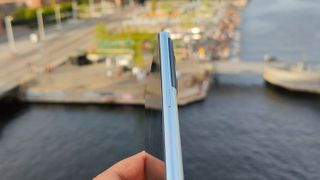 OnePlus 10T - holdt i hånden med havn i baggrunden