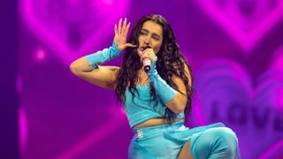 Irlands Brooke opptrer under Eurovision 2022