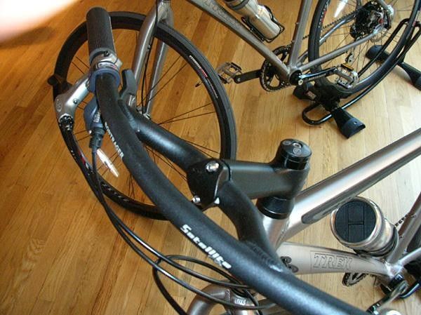 Trek Soho handlebars with space for a U-lock up front.
