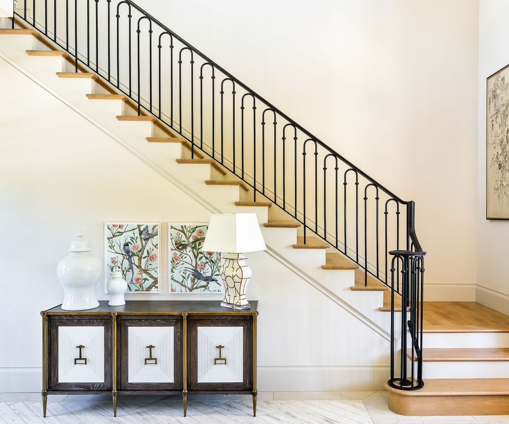 What looks good in an entryway? 7 expert tips | Homes & Gardens