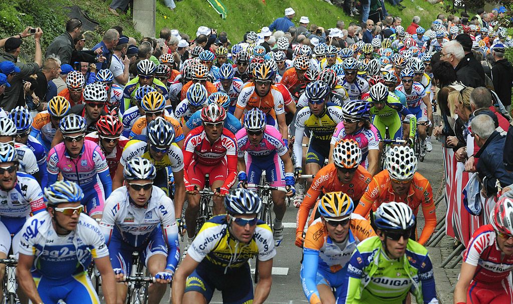 The pack rides in the uphill of Huy on April 22 2009 during the Fleche Wallonne mens cycling race between Charleroi and Hui AFP PHOTO DOMINIQUE FAGET Photo credit should read DOMINIQUE FAGETAFP via Getty Images