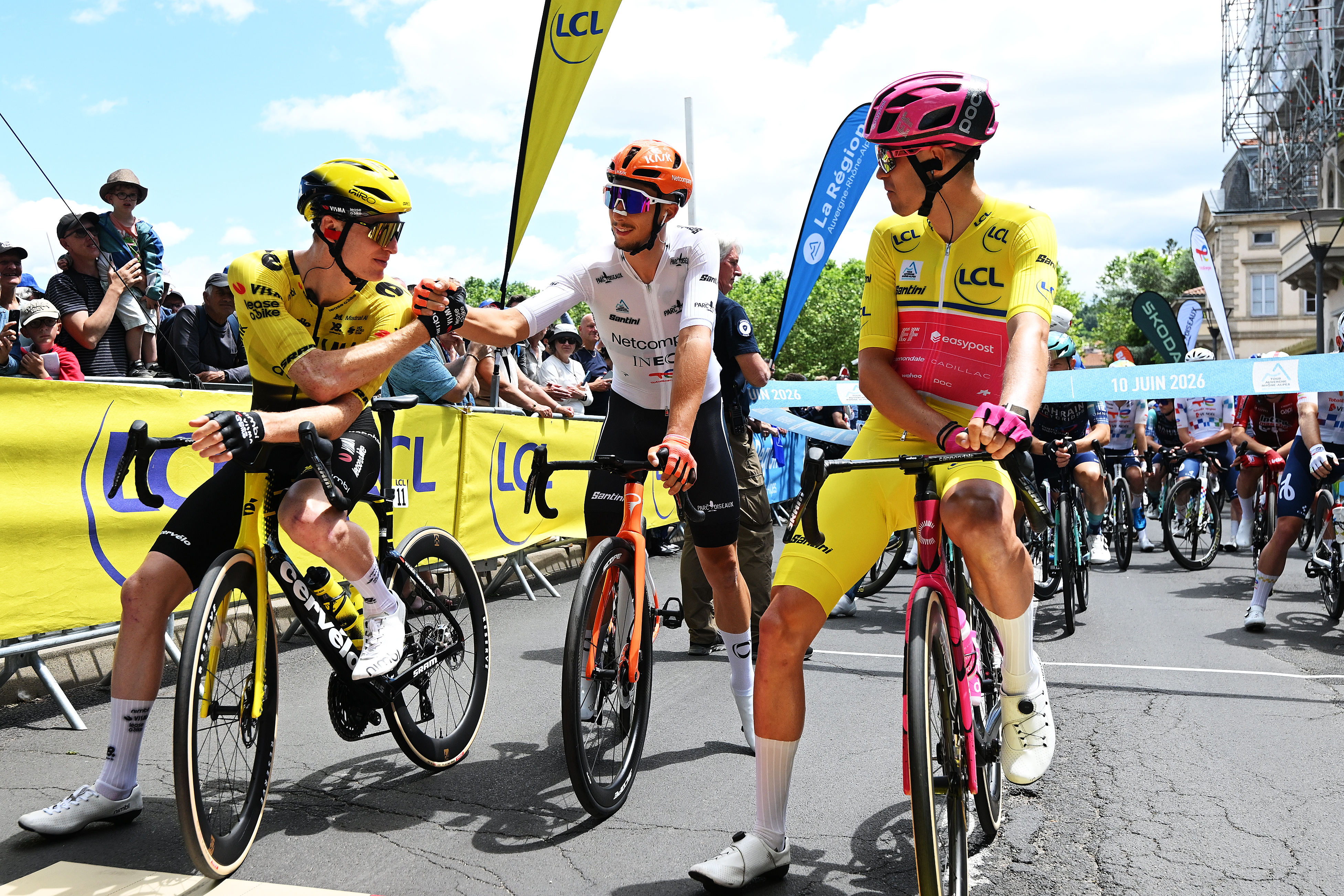 LE PUY-EN-VELAY, FRANCE - 10 JUIN : (LR) (LR) Matteo Jorgenson des États-Unis et Team Visma | Louez un vélo, Alex Beaudin de France et Team EF Education - EasyPost - Maillot Leader Jaune et Kevin Vauquelin de France et Netcompany INEOS Cycling Team - Maillot Blanc Meilleur Jeune Cavalier au 78ème Tour Auvergne-Rhône-Alpes 2026, Étape 4 à V-10. Montrond-les-Bains / #UCIWT / 10 juin 2026 à Montrond-les-Bains, France. (Photo de Dario Bellingheri/Getty Images)