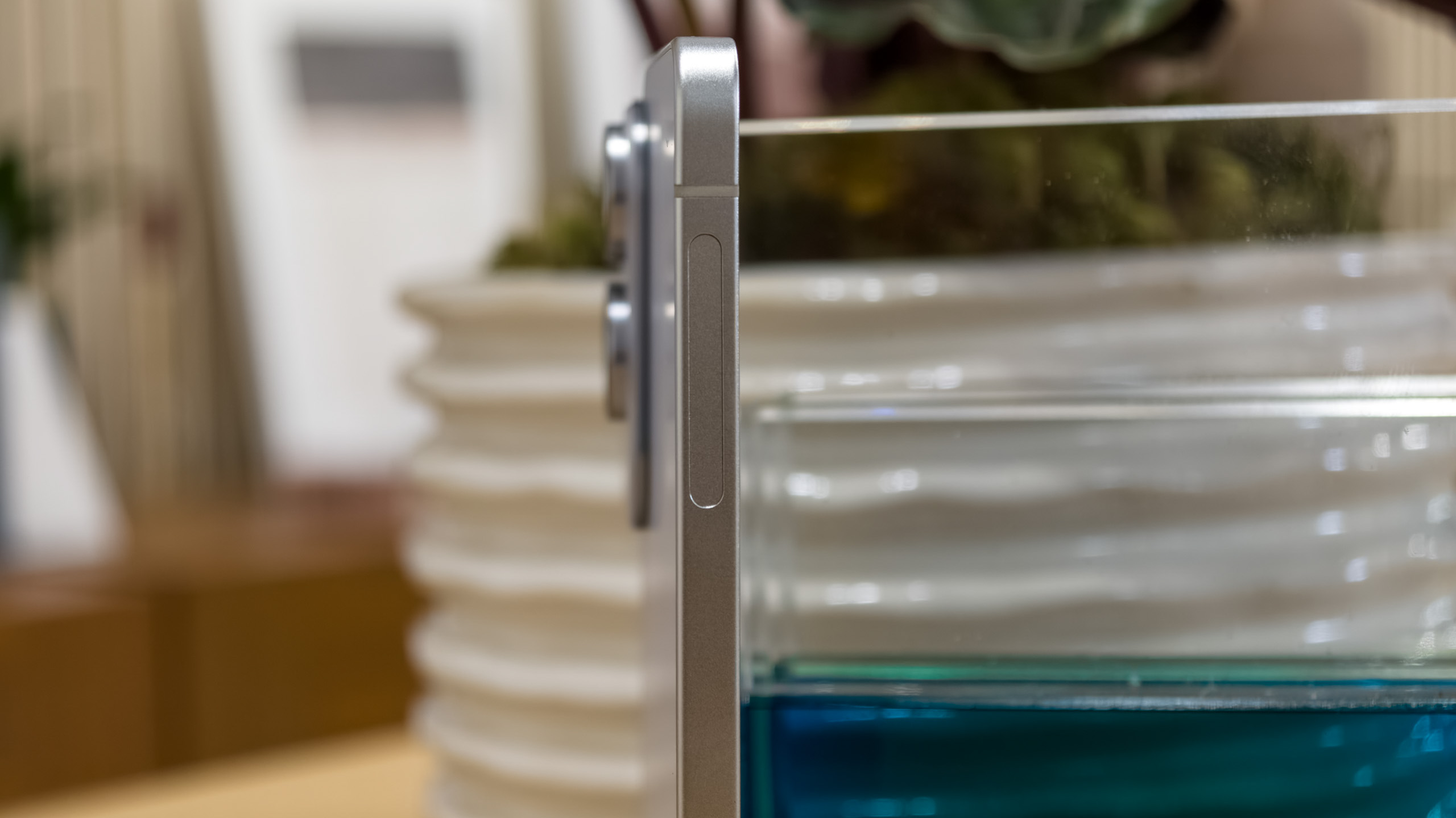 The Galaxy S25 Edge from the side