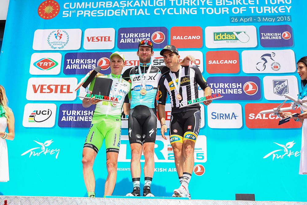 Mark Cavendish (Etixx-QuickStep) tops the podium in stage 7
