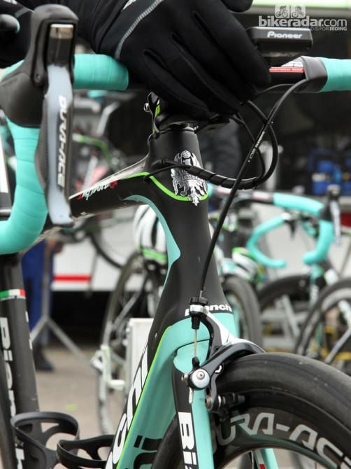 The tapered head tube sports an hourglass profile - and yes, the front brake cable housing does look a touch short