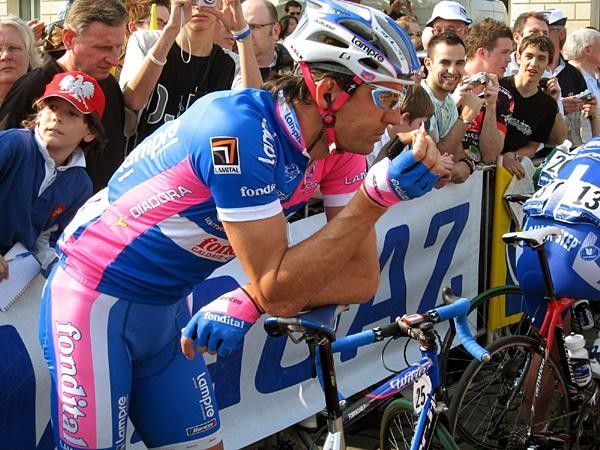 Paolo Fornaciari (Lampre-Fondital) eats before the start.