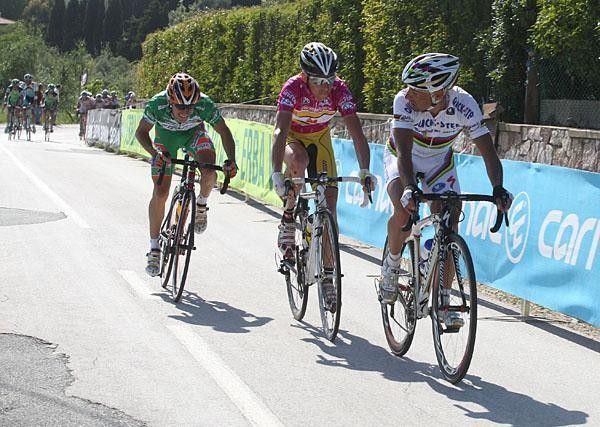 Bettini and Ricco' are just about to give up when Sella joined them, and went right on by.