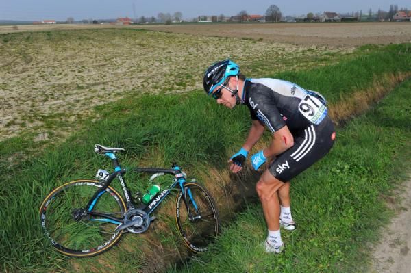 Jeremy Hunt (Sky) regroups after a crash.
