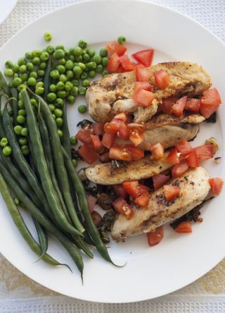 Chicken with tomato salsa and vegetables