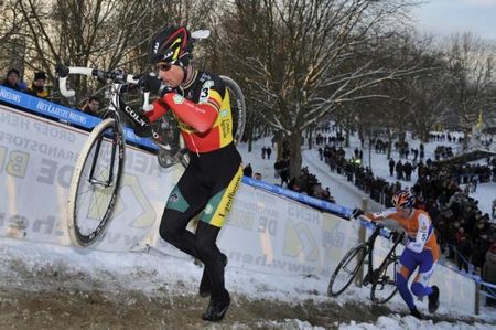 Only Gerben de Knegt (Rabobank) could follow the acceleration of Sven Nys (Landbouwkrediet-Colnago).