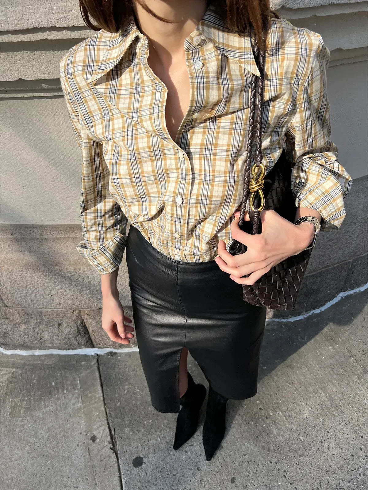 Woman wearing fall Gen Z trend.