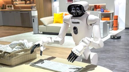 LG Cloid robot folds laundry in ces 2026 demo