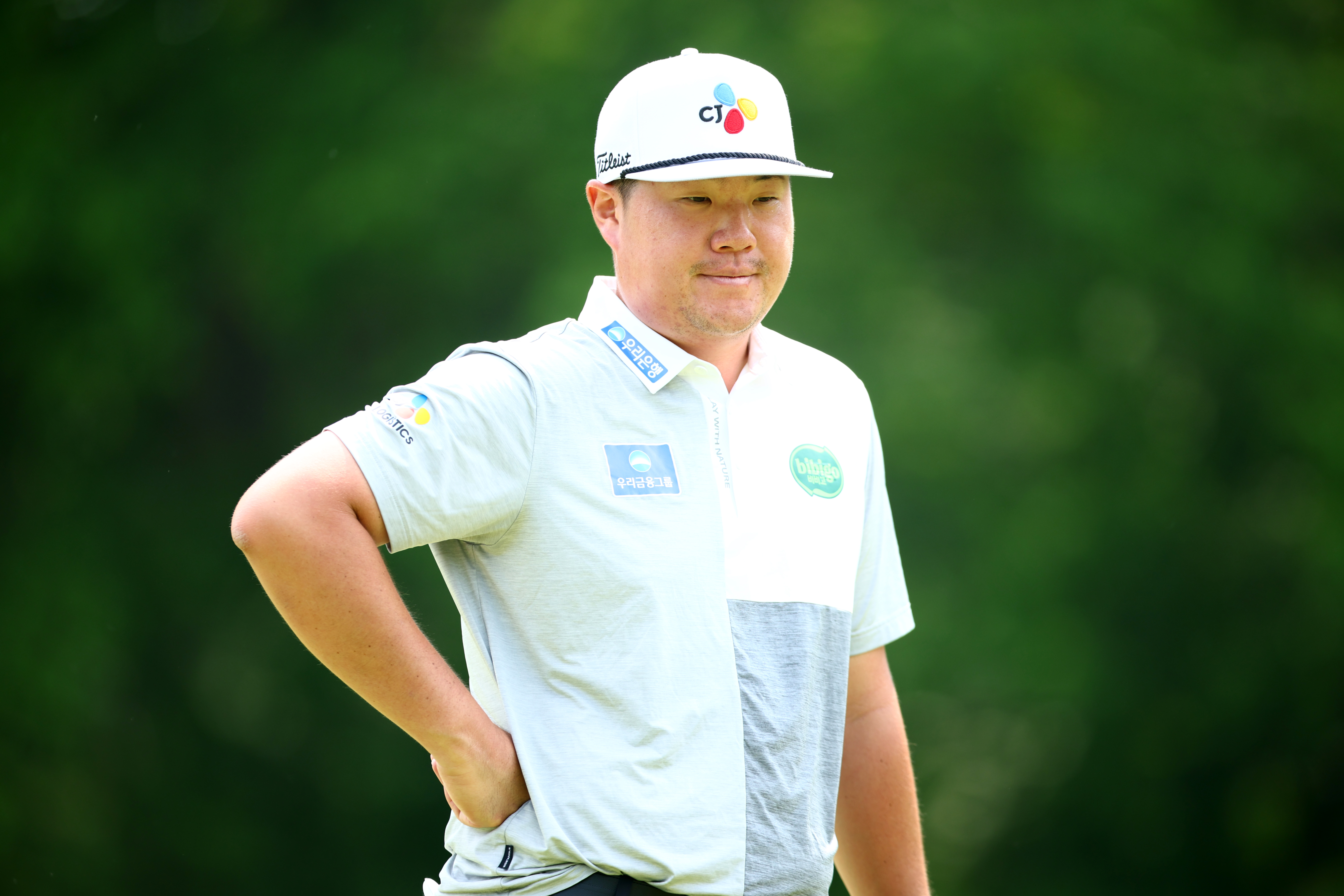 Sungjae Im watches on lining up a putt