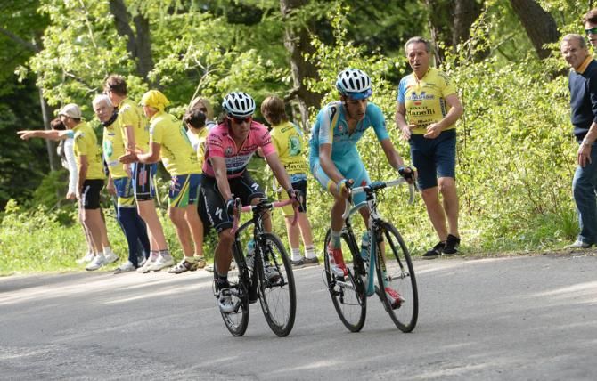 Fabio Aru leads Rigoberto Uran up the final climb