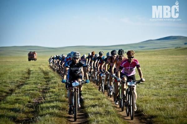 Canadians Cory Wallace (Team Kona) and Carter Hovey (Team MBC Racing) pulling the lead pack in stage 4