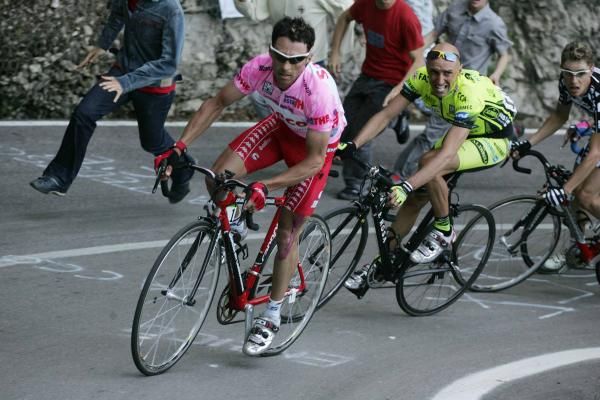Simoni rips it up ahead of Garzelli in the 2003 Giro.