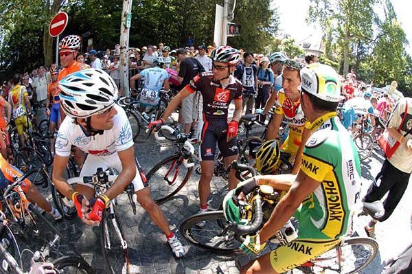 Valverde chats with his colleagues at the start