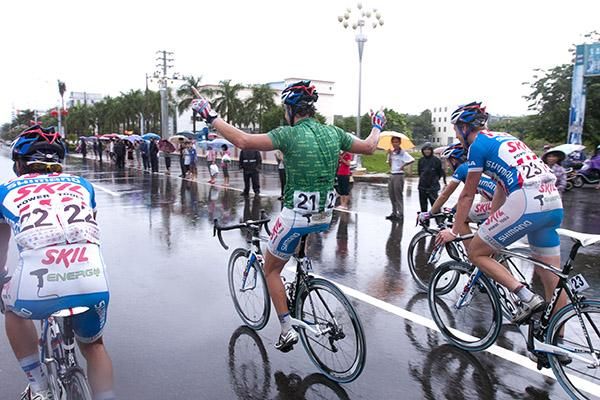 Locals line the road as stage winner Kenny Van Hummel and his Skil-Shimano teammates make their way back to the team car after anther day at the office.