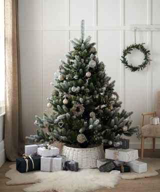 Christmas tree, presents, fairy lights