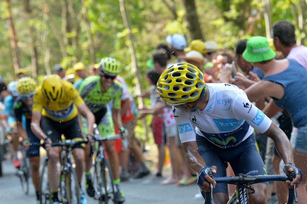 Nairo Quintana checks the gap to Chris Froome.