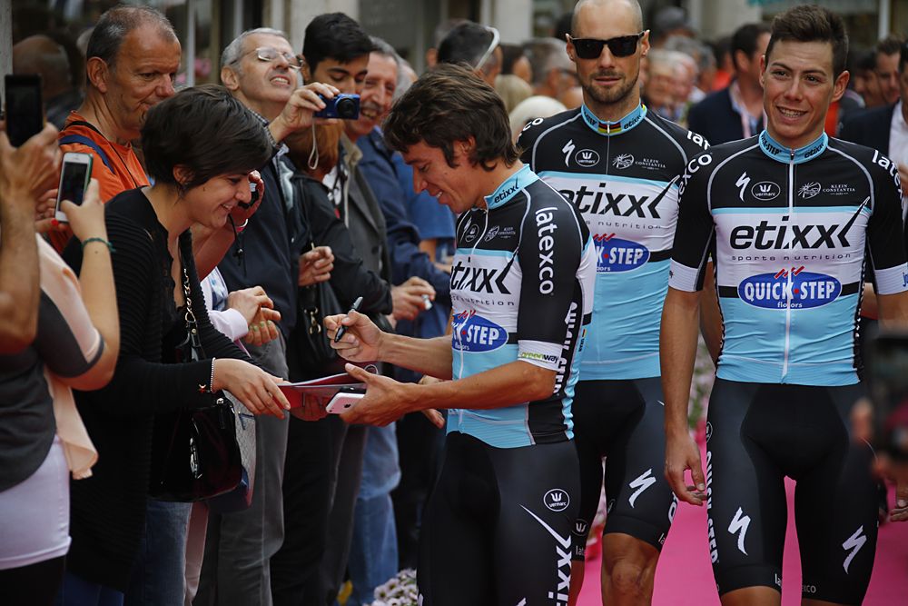 Rigoberto Uran (Etixx-QuickStep) signs autographs on the pink carpet