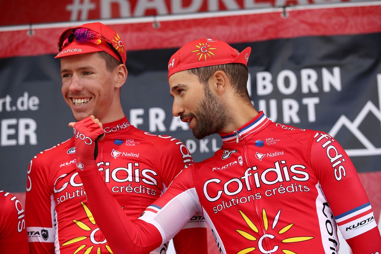 Nacer Bouhanni jokes with his teammates
