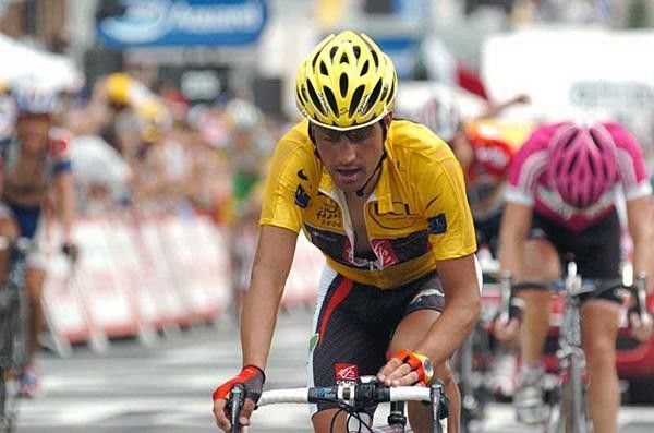 Oscar Pereiro (Caisse d'Epargne) stops his clock