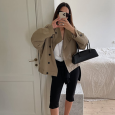 woman wearing black capri pants outfits 2025