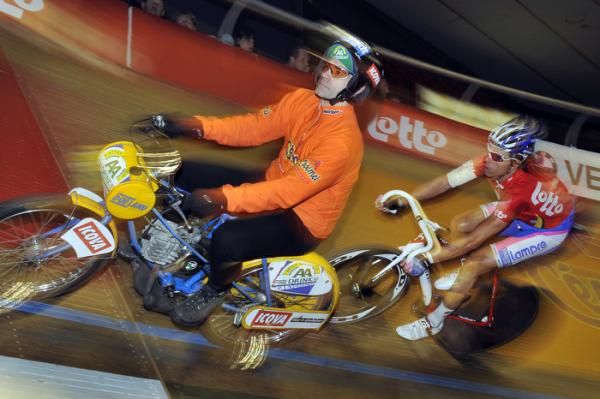 Danilo Hondo (Lotto) stays safe, slightly above the derny
