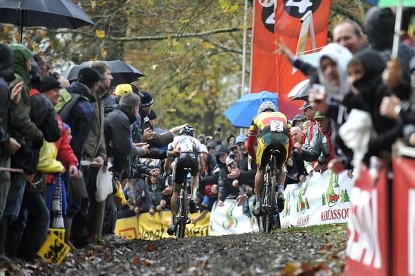 Sven Nys (Landbouwkrediet Colnago) makes it up to Niels Albert's wheel.