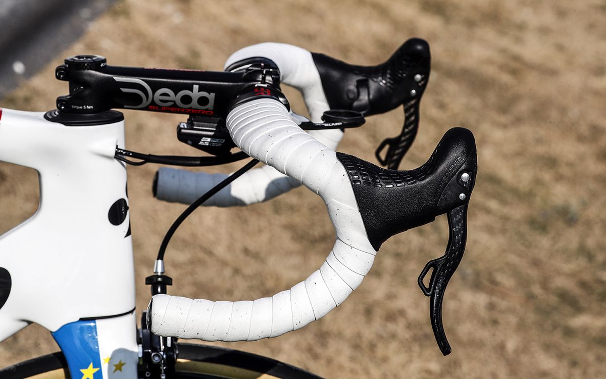 The white theme continues with fresh handlebar tape for Kristoff