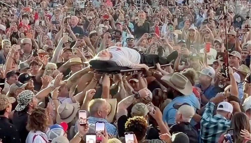 Pauline Kana crowdsurfing