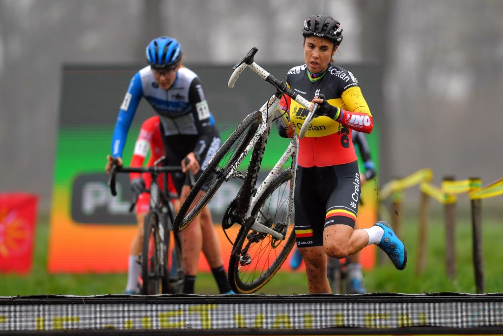 RIJKEVORSEL BELGIUM NOVEMBER 22 Sanne Cant of Belgium and Team Iko Crelan Manon Bakker of The Netherlands and Team CredishopFristads during the 9th Superprestige Merksplas 2020 Women Elite SuperprestigeCX SPMerksplas CX on November 22 2020 in Rijkevorsel Belgium Photo by Luc ClaessenGetty Images